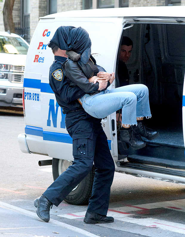 Check out Priyanka Chopra shoots a kidnapping scene for Quantico on the streets of NYC (3)