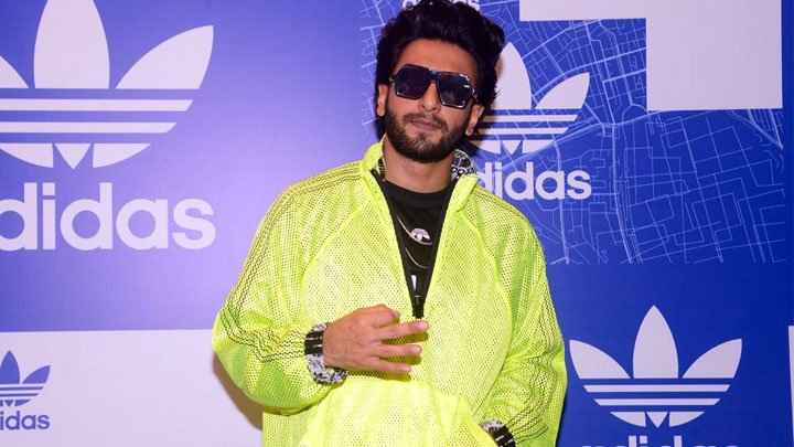 Excited Ranveer Singh climbs on the TOP of his car at the store launch of Adidas Excited Ranveer Singh climbs on the TOP of his car at the store launch of Adidas