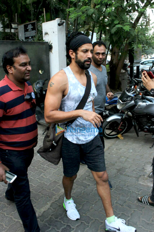 farhan akhtar snapped at the otters club 4
