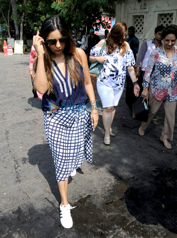 gauri khan shweta bachchan nanda snapped on the way to alibaug for shah rukh khans birthday 4