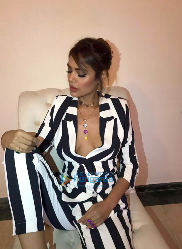 HOT! Esha Gupta’s plunging neckline glams up the evening at Olive1