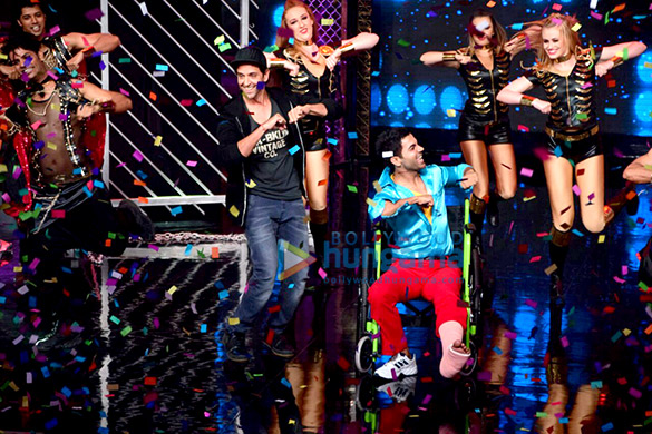 hrithik roshan kriti sanon and rajkummar rao snapped on sets of farah khans lip sing battle 2