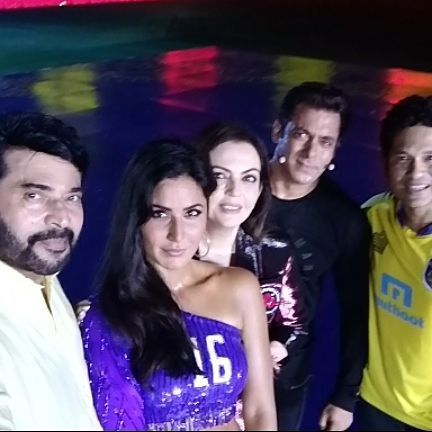 ISL 2017 Salman Khan clicks a selfie with Sachin Tendulkar, Katrina Kaif, Mammootty and Nita Ambani1