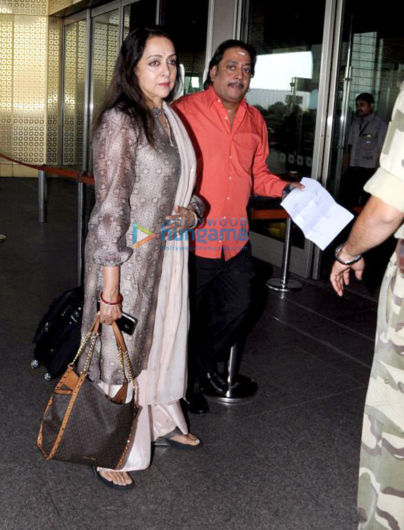irrfan khan sunil grover and hema malini snapped at the airport 4