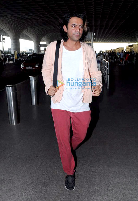 irrfan khan sunil grover and hema malini snapped at the airport 5