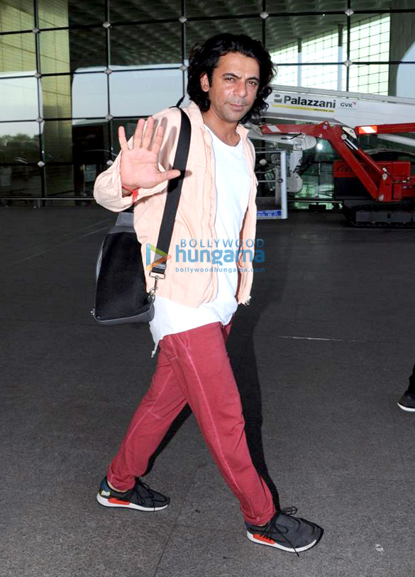 irrfan khan sunil grover and hema malini snapped at the airport 6