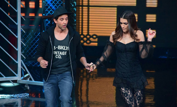 It was a riot on Lip Sing Battle with Hrithik Roshan, Kriti Sanon and Rajkummar Rao dancing together on stage (4)