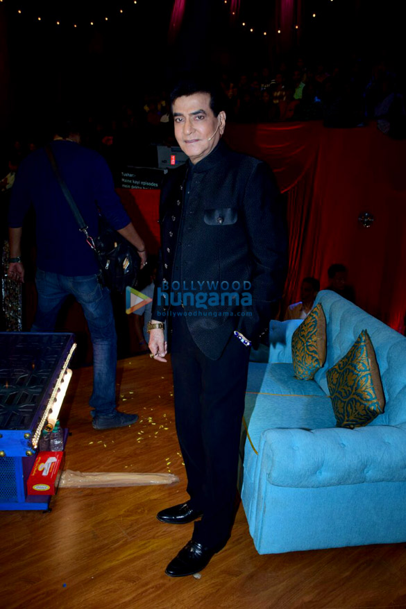 jeetendra and tusshar kapoor on the sets of the drama company 6