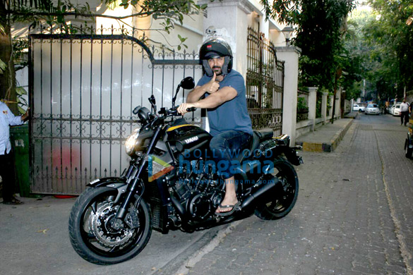 john abraham and iulia vantur spotted at bandra 3