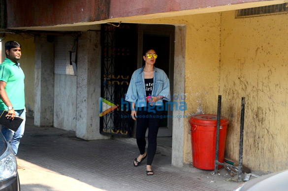 kareena kapoor snapped post her gym session in khar 2