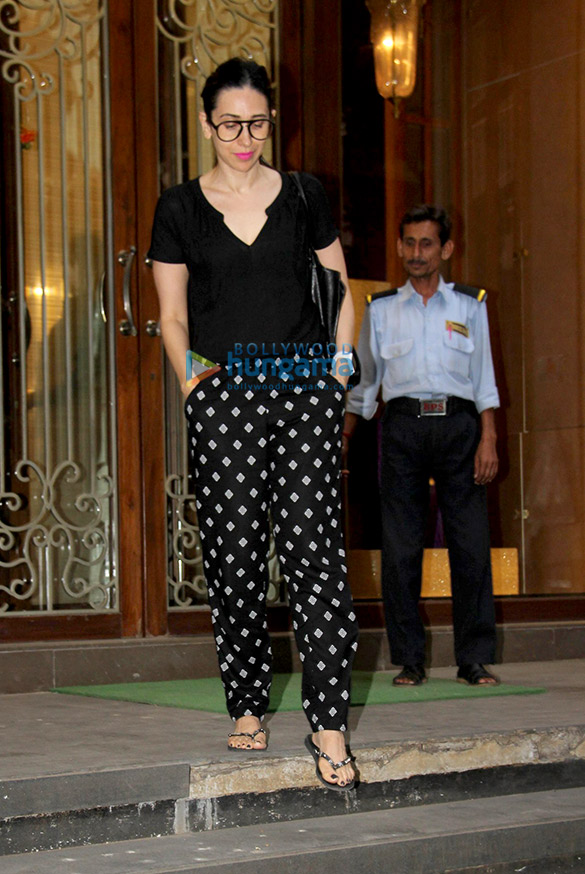 karisma kapoor spotted at jet gems jewellery store in bandra 5