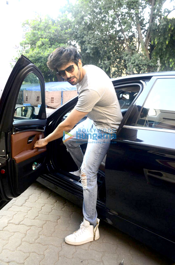 kartik aaryan spotted at bandra 2