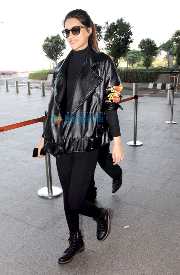 kriti sanon and sanjay leela bhansali snapped at the airport 3