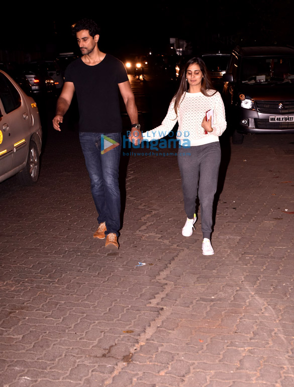 kunal kapoor snapped in juhu with wife 2