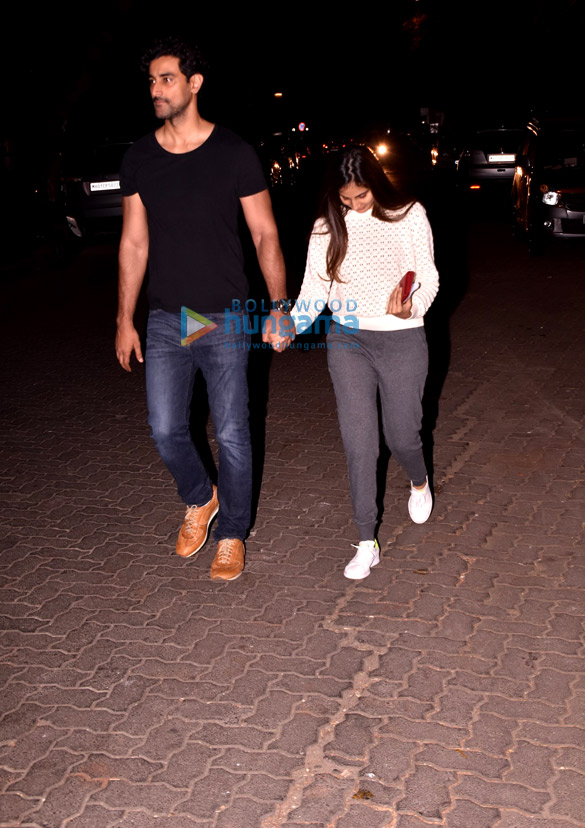 kunal kapoor snapped in juhu with wife 4