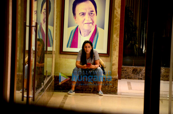 maanayata dutt snapped outside her apartment 3