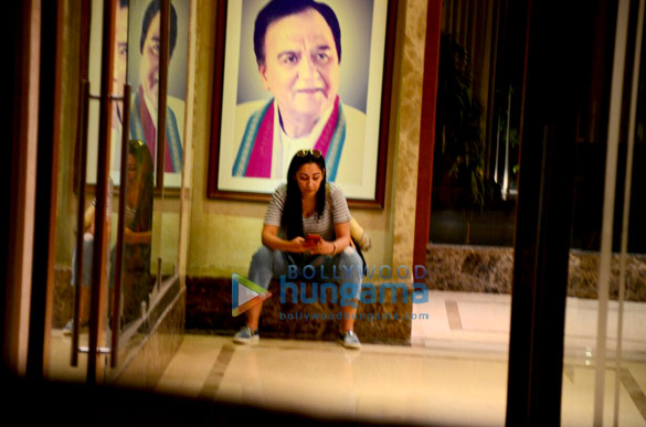 maanayata dutt snapped outside her apartment 4