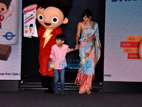 mandira bedi snapped with her son at an event 5