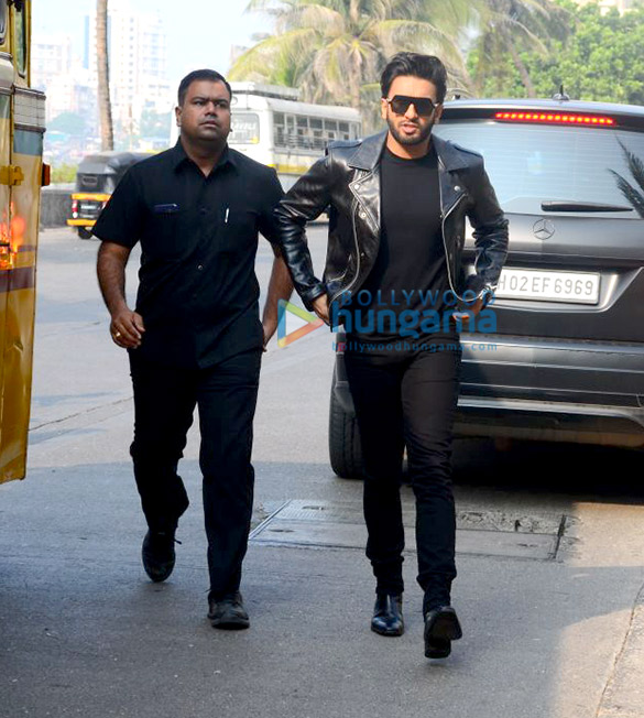 ranveer singh arrives at zoya akhtars residence 3