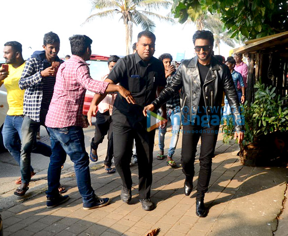 ranveer singh arrives at zoya akhtars residence 5