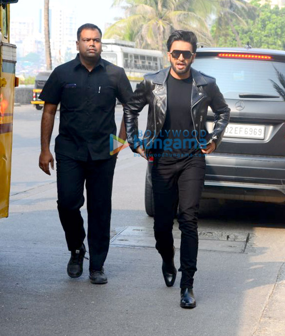 ranveer singh arrives at zoya akhtars residence 6