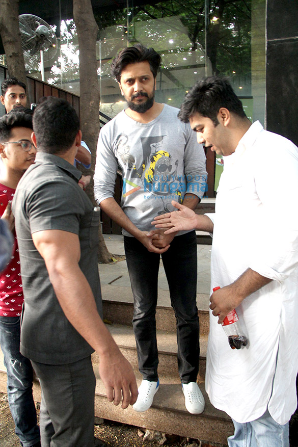 riteish deshmukh spotted at starbucks in khar 1
