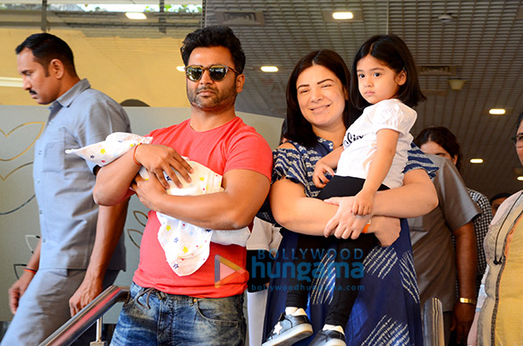 sachiin joshi snapped with his new born baby 4