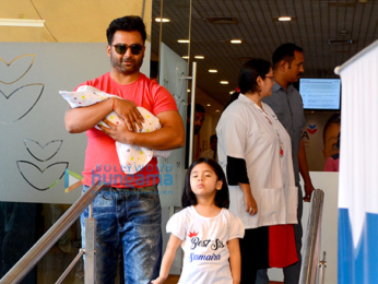 Sachiin Joshi snapped with his new born baby