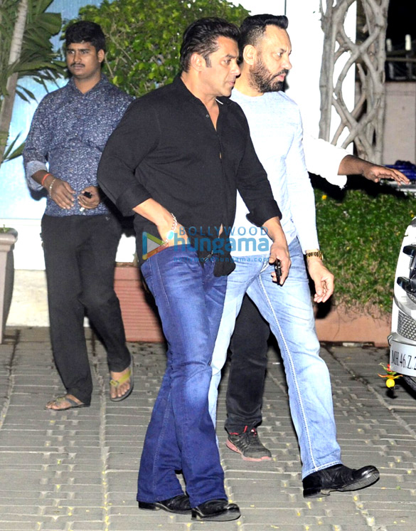 salman khan katrina kaif karan johar akshay kumar sidharth malhotra snapped arriving from goa 4