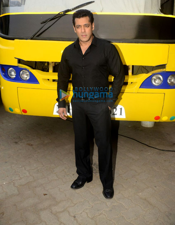 Salman Khan, Varun Dhawan and Ayush Sharma snapped at Mehboob studio in Bandra Salman Khan, Varun Dhawan and Ayush Sharma snapped at Mehboob studio in Bandra