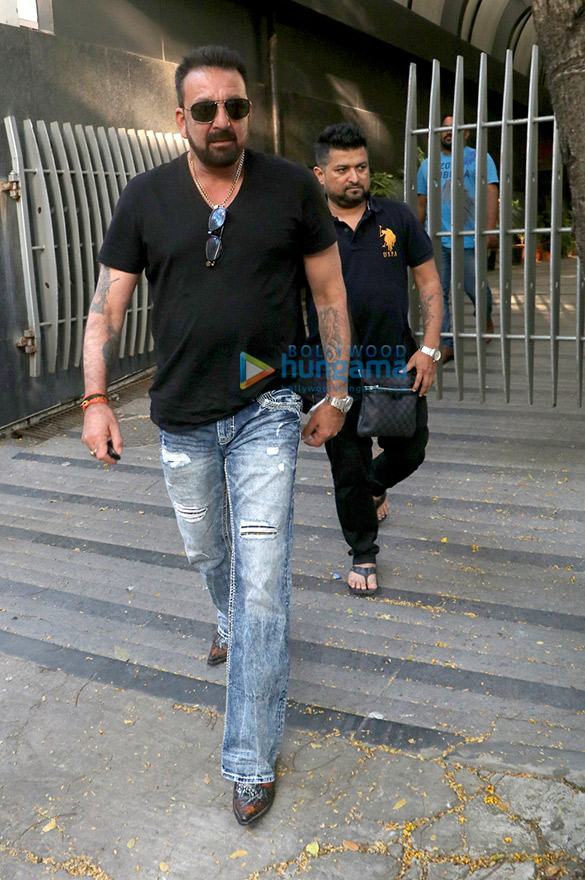 sanjay dutt snapped at avinash gowarikers office in khar 4