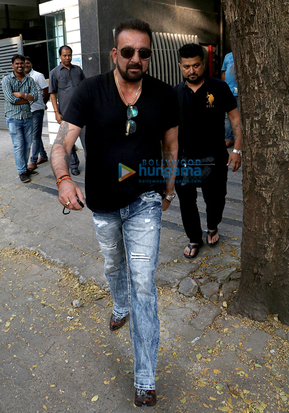 sanjay dutt snapped at avinash gowarikers office in khar 6