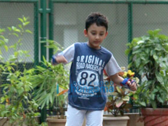 Sanjay Dutt's kids snapped roller skating