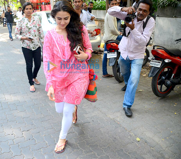 sara ali khan snapped in mumbai 2
