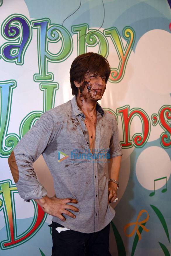 shah rukh khan celebrates childrens day with spark a change foundation 6