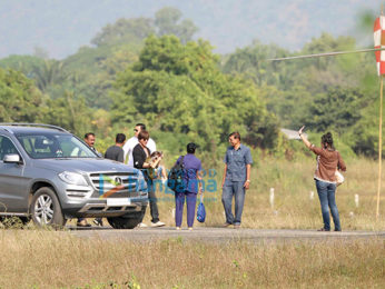 Shah Rukh Khan leaves for Mumbai from Alibaug wih son AbRam Khan