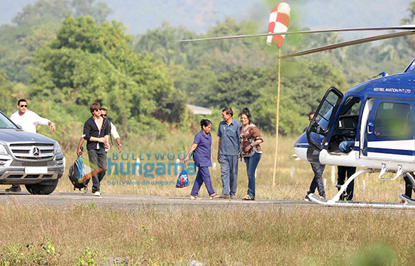 Shah-Rukh-Khan-leaves-for-Mumbai-from-Alibaug-wih-son-AbRam-Khan-3