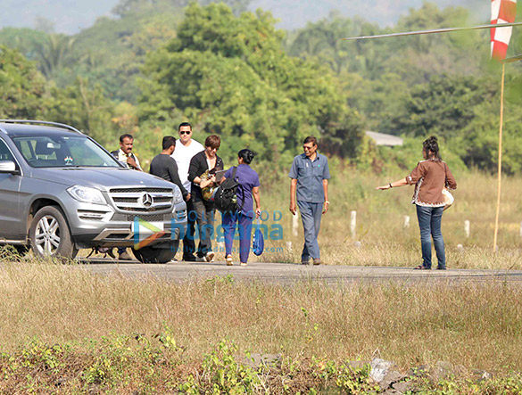 shah rukh khan leaves for mumbai from alibaug wih son abram khan 5