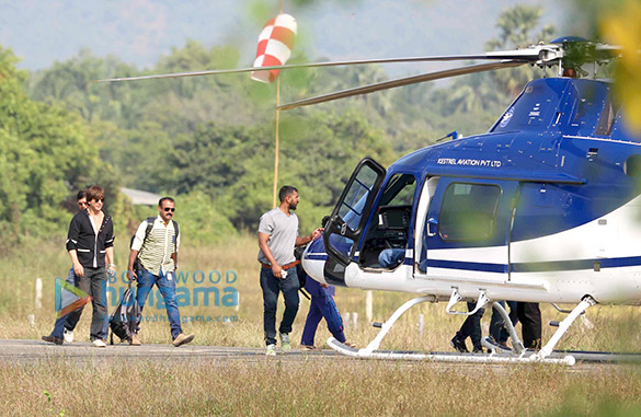 shah rukh khan leaves for mumbai from alibaug wih son abram khan 6