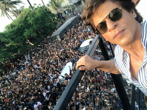 Shah Rukh Khan poses little Abram and a massive crowd on his 52nd birthday -2