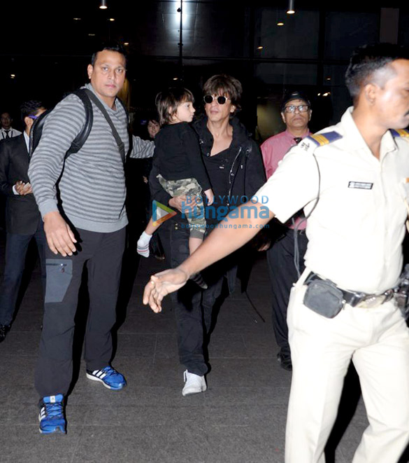 shah rukh khan snapped arriving from london 2