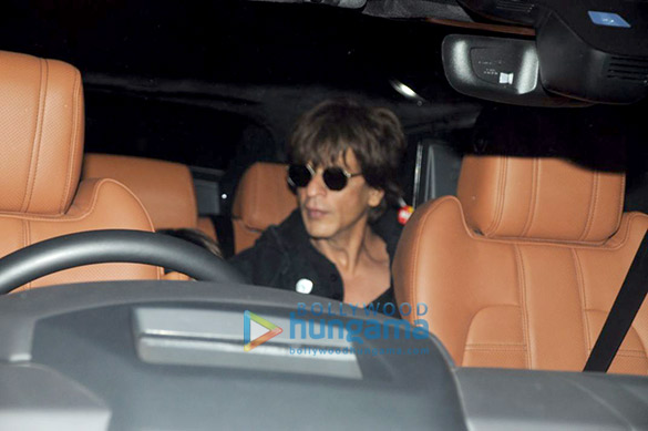 shah rukh khan snapped arriving from london 6