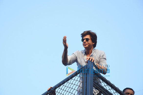 shah rukh khan waves to fans from mannat on his 52nd birthday 2 2