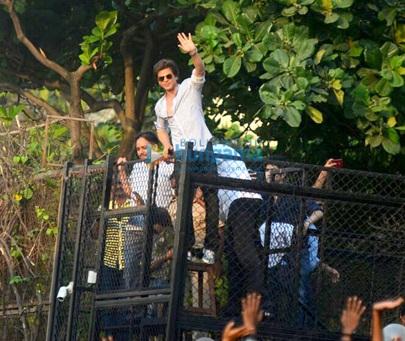 shah rukh khan waves to fans from mannat on his 52nd birthday 3