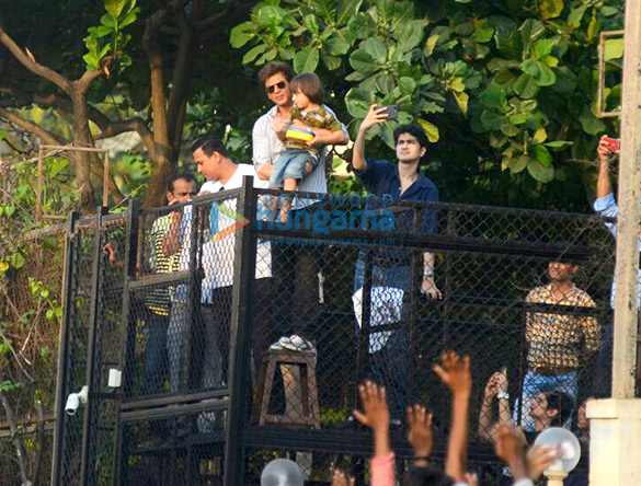 shah rukh khan waves to fans from mannat on his 52nd birthday 4