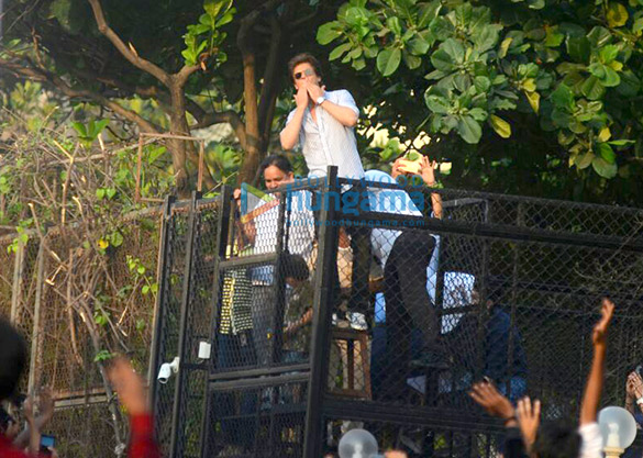 shah rukh khan waves to fans from mannat on his 52nd birthday 5
