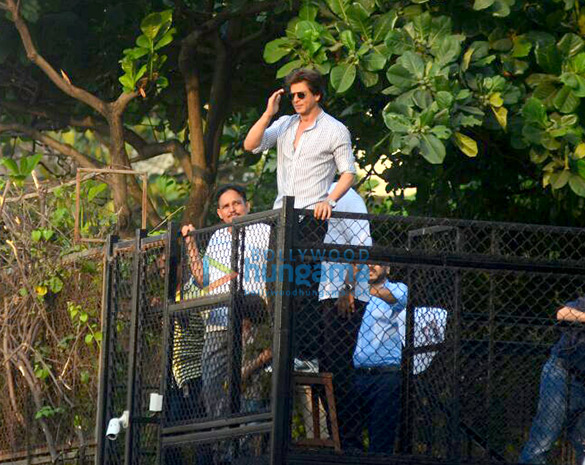 shah rukh khan waves to fans from mannat on his 52nd birthday 7