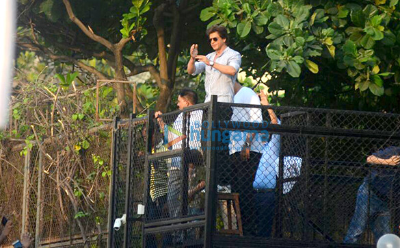 shah rukh khan waves to fans from mannat on his 52nd birthday 8