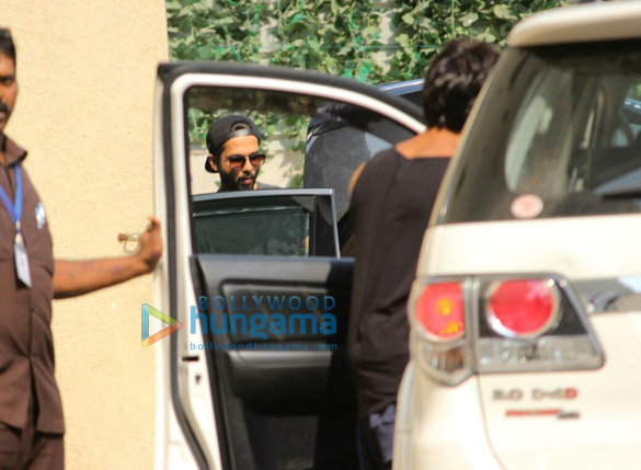 shahid kapoor nidhhi agerwal karan singh grover snapped at gym 1