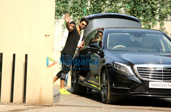shahid kapoor spotted after his gym session in bandra 3